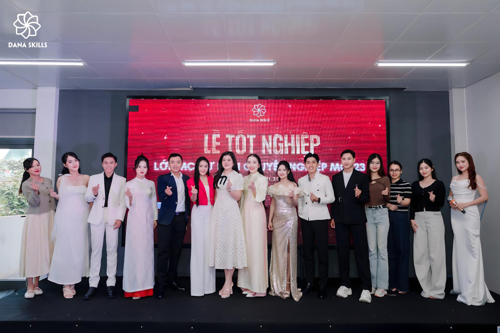 LỄ TỐT NGHIỆP LỚP MC SỰ KIỆN CHUYÊN NGHIỆP MCE