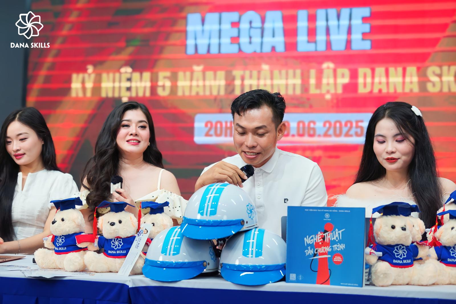 Kỷ niệm 5 năm thành lập DaNa Skills