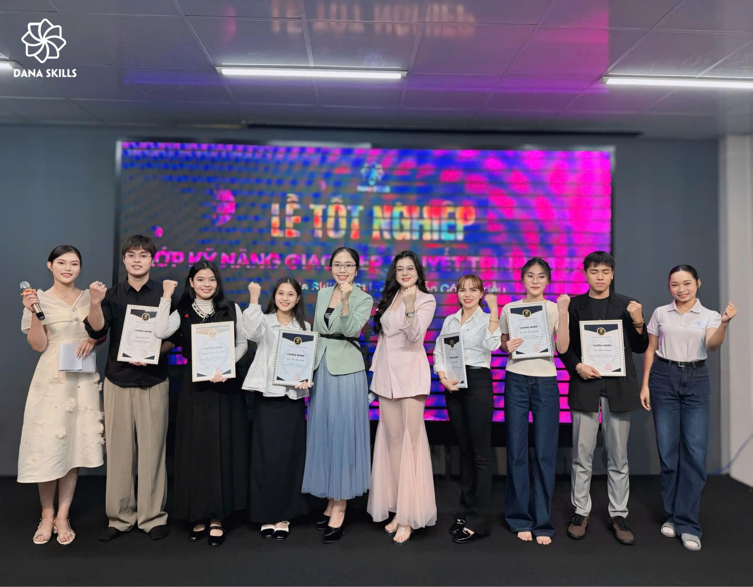 LỄ TỐT NGHIỆP LỚP GIAO TIẾP – THUYẾT TRÌNH