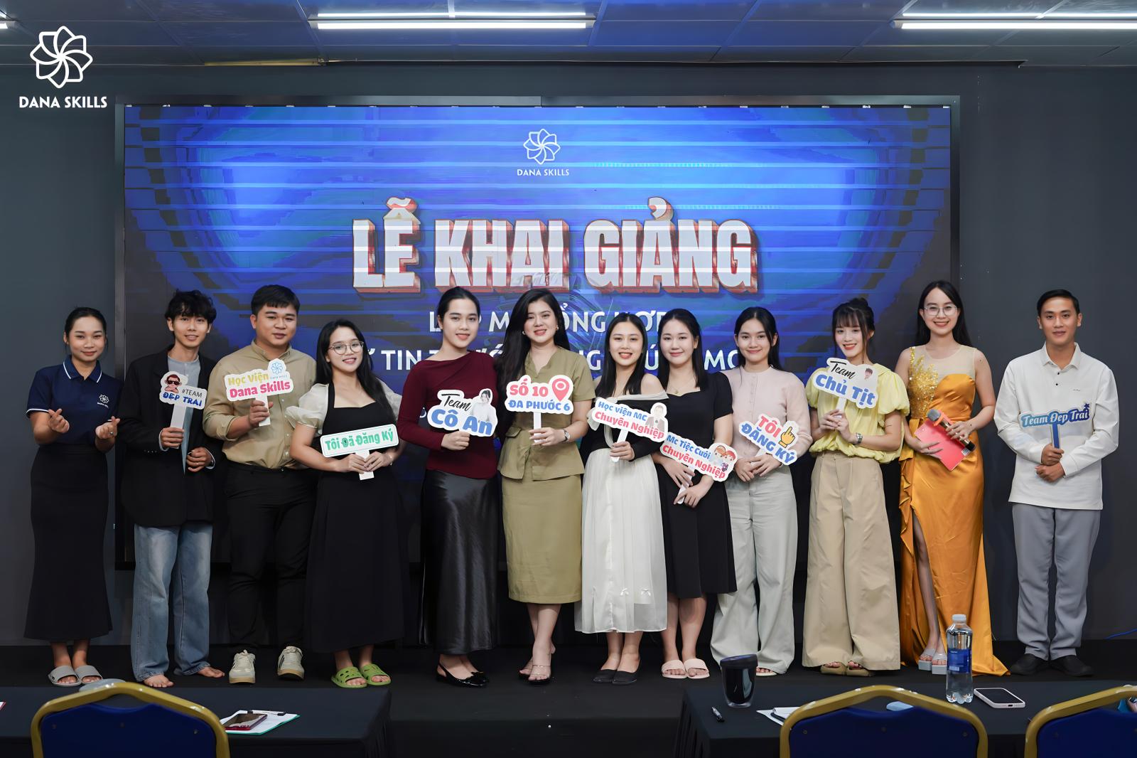 KHAI GIẢNG LỚP MC TỔNG HỢP VÀ TỰ TIN TRƯỚC CÔNG CHÚNG