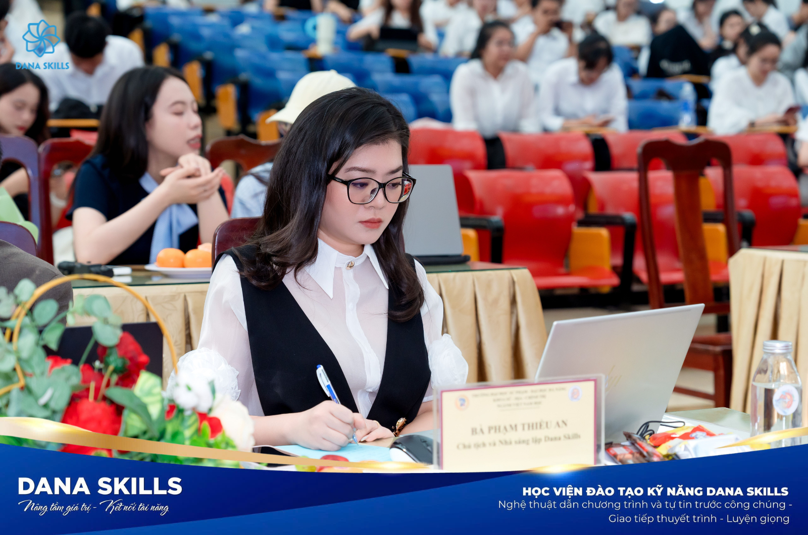 Cô Phạm Thiều An đồng hành cùng sinh viên tại cuộc thi “Giới trẻ, AI và nghề dịch vụ”