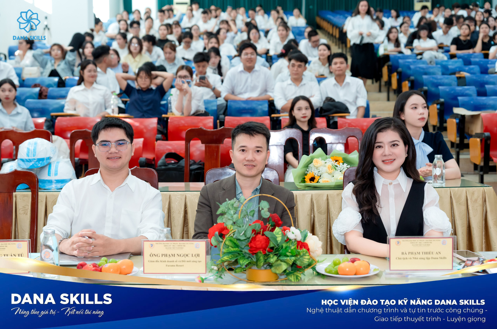 Cô Phạm Thiều An đồng hành cùng sinh viên tại cuộc thi “Giới trẻ, AI và nghề dịch vụ”