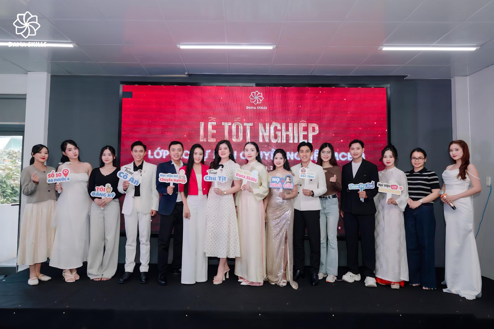LỄ TỐT NGHIỆP LỚP MC SỰ KIỆN CHUYÊN NGHIỆP MCE