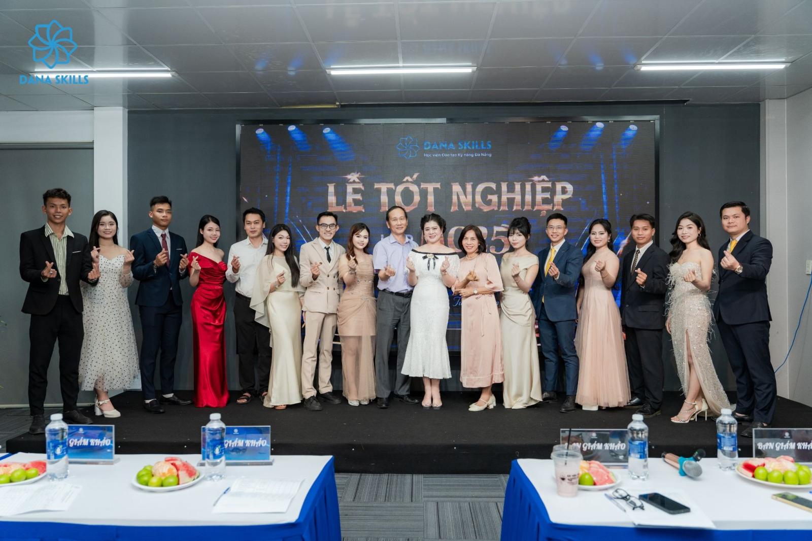 LỄ TỐT NGHIỆP MC25 