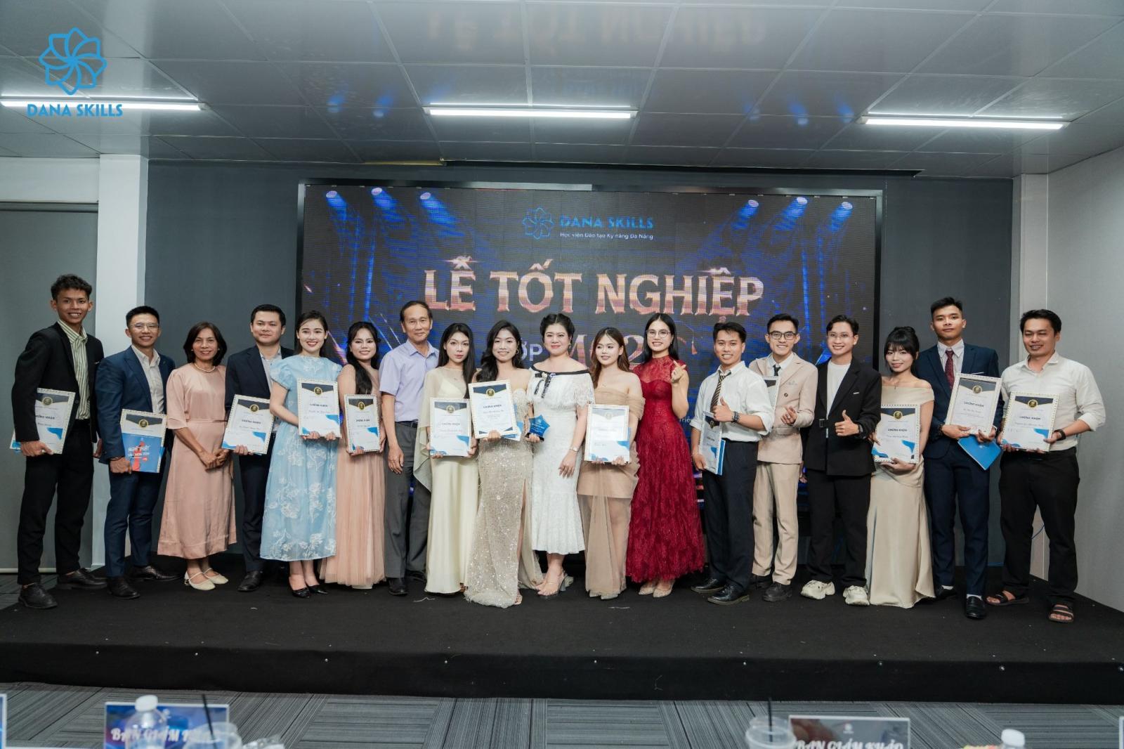 LỄ TỐT NGHIỆP MC25 