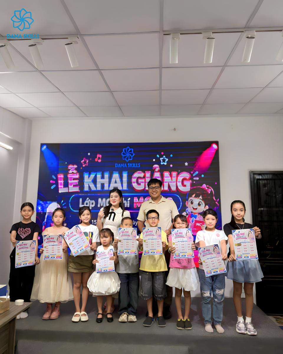 KHAI GIẢNG KHÓA MC NHÍ MCK19 TẠI DANA SKILLS – HÀNH TRÌNH XÂY DỰNG SỰ TỰ TIN CHO TRẺ EM
