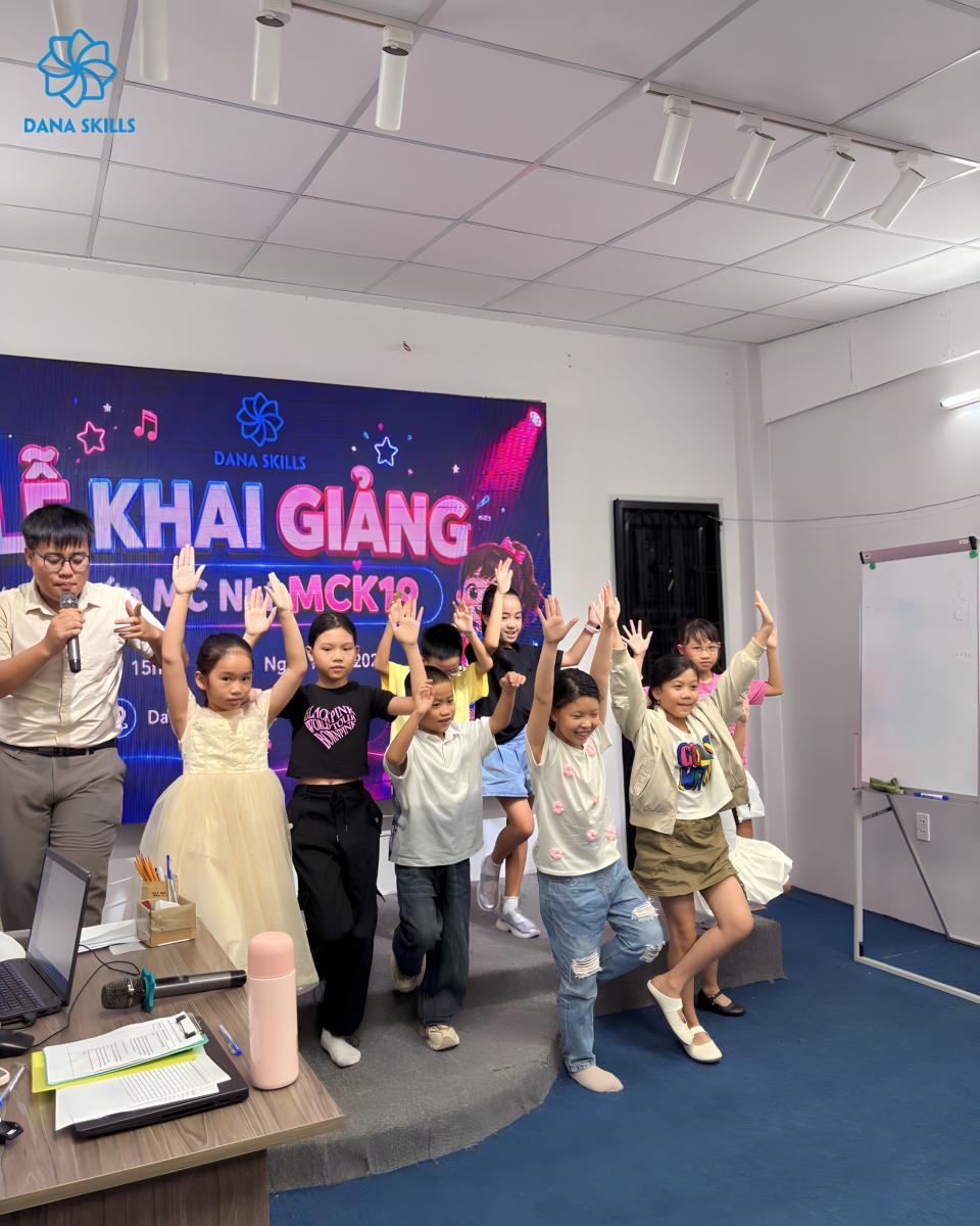 KHAI GIẢNG KHÓA MC NHÍ MCK19 TẠI DANA SKILLS – HÀNH TRÌNH XÂY DỰNG SỰ TỰ TIN CHO TRẺ EM